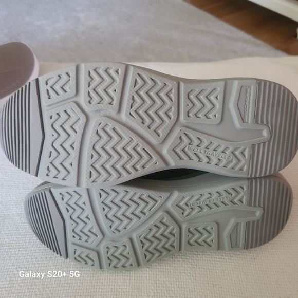 Sketchers slip ins - Picture 2 of 5